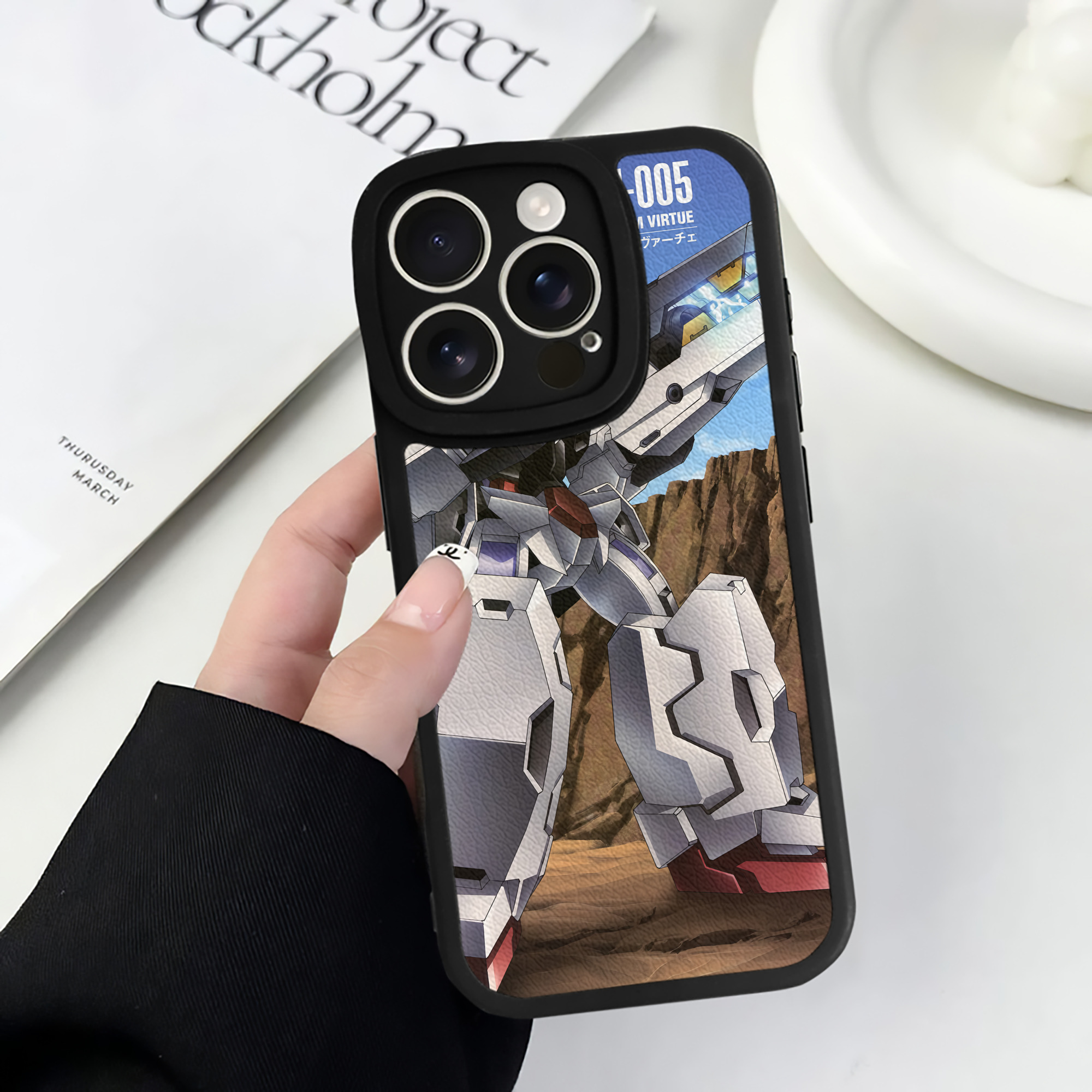 （画像用） 機動戦士ガンダム Mobile Suit Gundam 【iPhone 16シリーズ対応】シリコンスマホケース（レザー調） 材質：シリコン